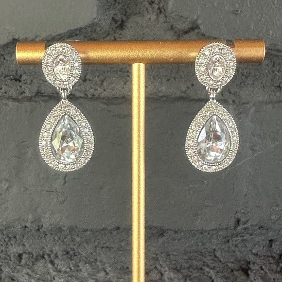 CAROLEE CRYSTAL DROP EARRINGS. - Picture 1 of 4